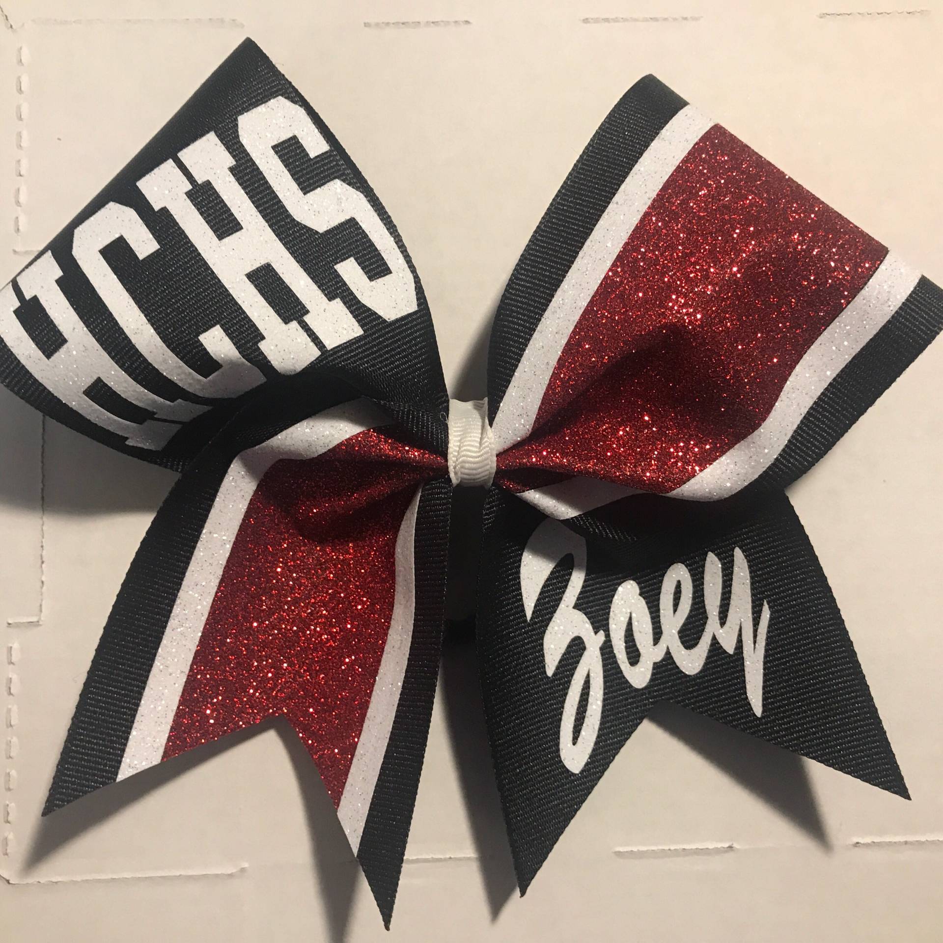 Jubelschleife - Mit Schule Und Name Bandmitte Viele Farben Zur Auswahl Schwarz Rot Weiß Glitzernd Bögen Von Blingitoncheerbowz Jubelschleife - Mit Schule Und Name Bandmitte Viele Farben Zur Auswahl Schwarz Rot Weiß Glitzernd Bögen Von Blingitoncheerbowz von BlingItOnCheerBowz