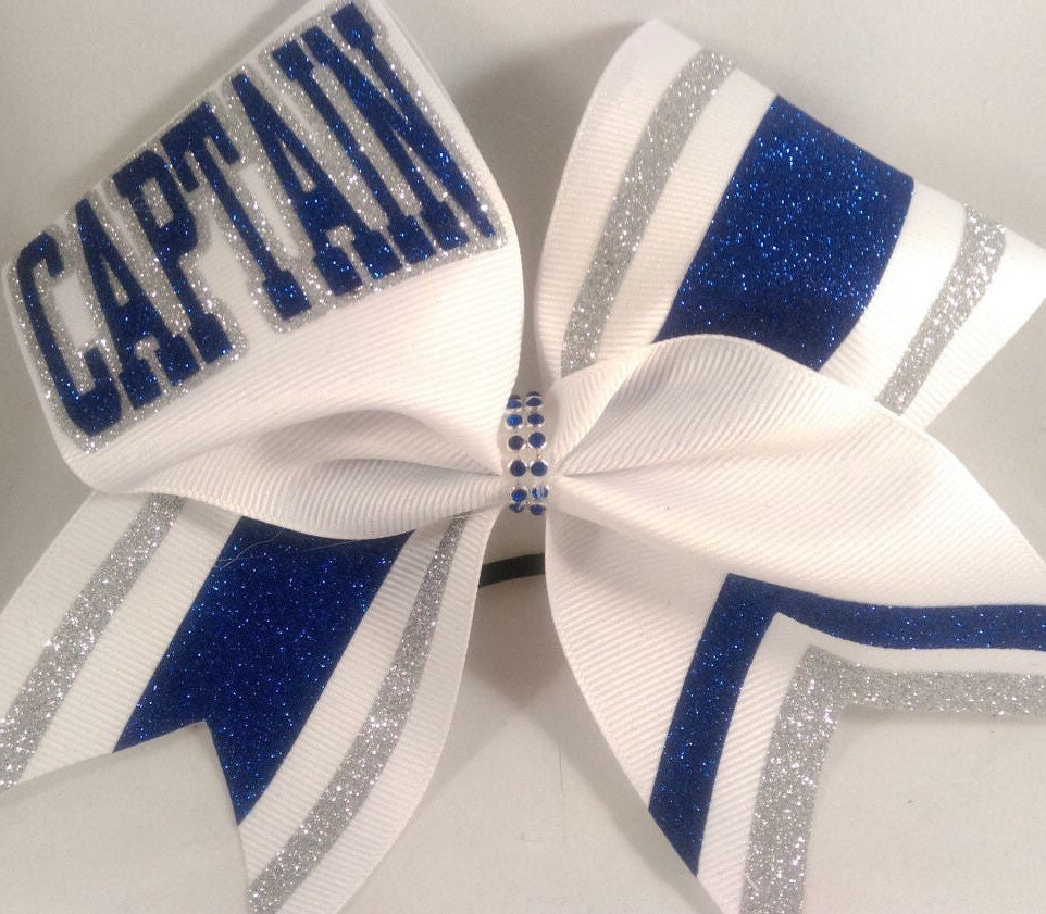 Kapitän Cheer Bow - Schul-Jubelbögen Buchstaben/Farben Senior Name Weiß Royal Silber Alle Und Schriftzüge Kapitän Cheer Bow - Schul-Jubelbögen Buchstaben/Farben Senior Name Weiß Royal Silber Alle Und Schriftzüge von BlingItOnCheerBowz