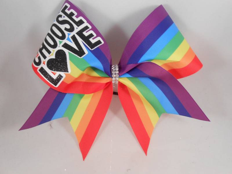 Lgbtq + Love Rainbow Pride Cheer Bow Von Blingitoncheerbowz Lgbtq + Love Rainbow Pride Cheer Bow Von Blingitoncheerbowz von BlingItOnCheerBowz