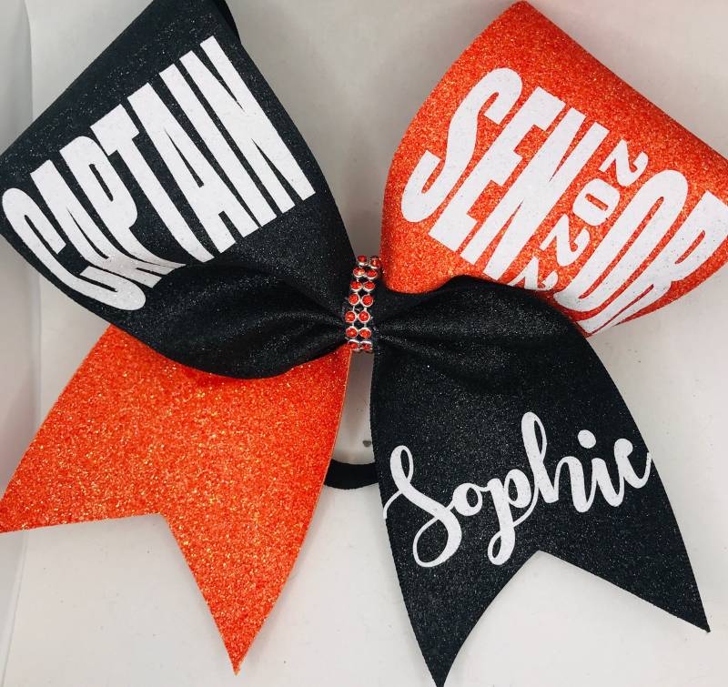 Senior 2025 Cheer Bow Glitter Mit Namen - Vollständig Anpassbar Individueller Name/Jahr Und Hergestellt in Einer Beliebigen Farbkombination Von von BlingItOnCheerBowz