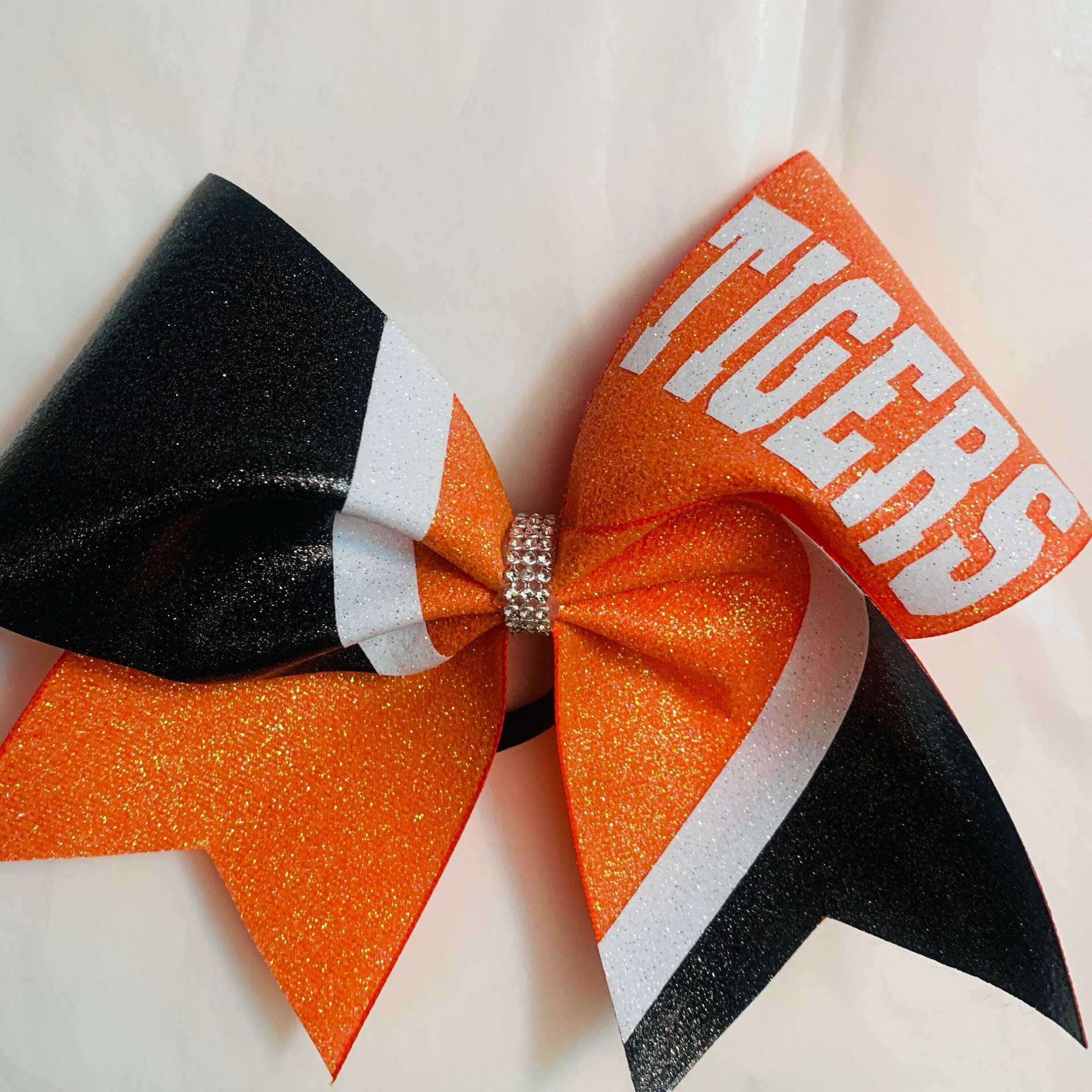 Tigers Cheer Bow Custom Team Orange Glitter Ribbon in Schwarz Weiß Alle Farben Verfügbar Kontaktieren Sie Mich Blingitoncheerbowz Tigers Cheer Bow Custom Team Orange Glitter Ribbon in Schwarz Weiß Alle Farben Verfügbar Kontaktieren Sie Mich Blingitoncheerbowz von BlingItOnCheerBowz