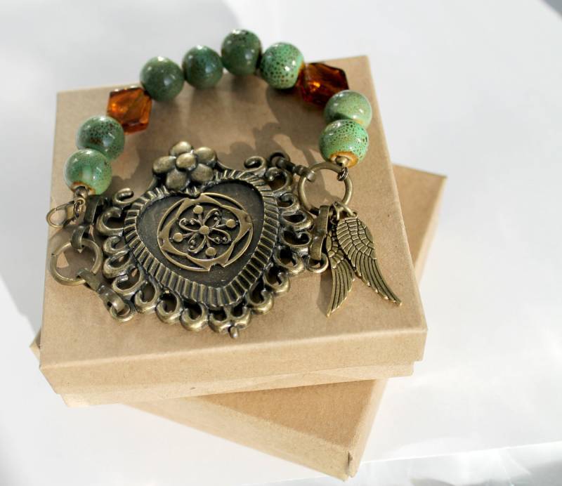 Messing Herz Armband Grüne Keramikperlen & Engelflügel Messing Herz Armband Grüne Keramikperlen & Engelflügel von BlingNThingsbyPenny