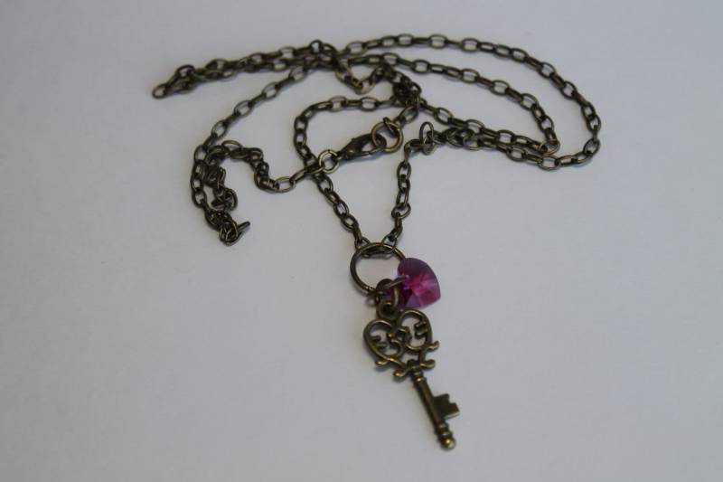 Messing Schlüssel Halskette Pink Swarovski Herz, 24-Zoll-Kette Messing Schlüssel Halskette Pink Swarovski Herz, 24-Zoll-Kette von BlingNThingsbyPenny