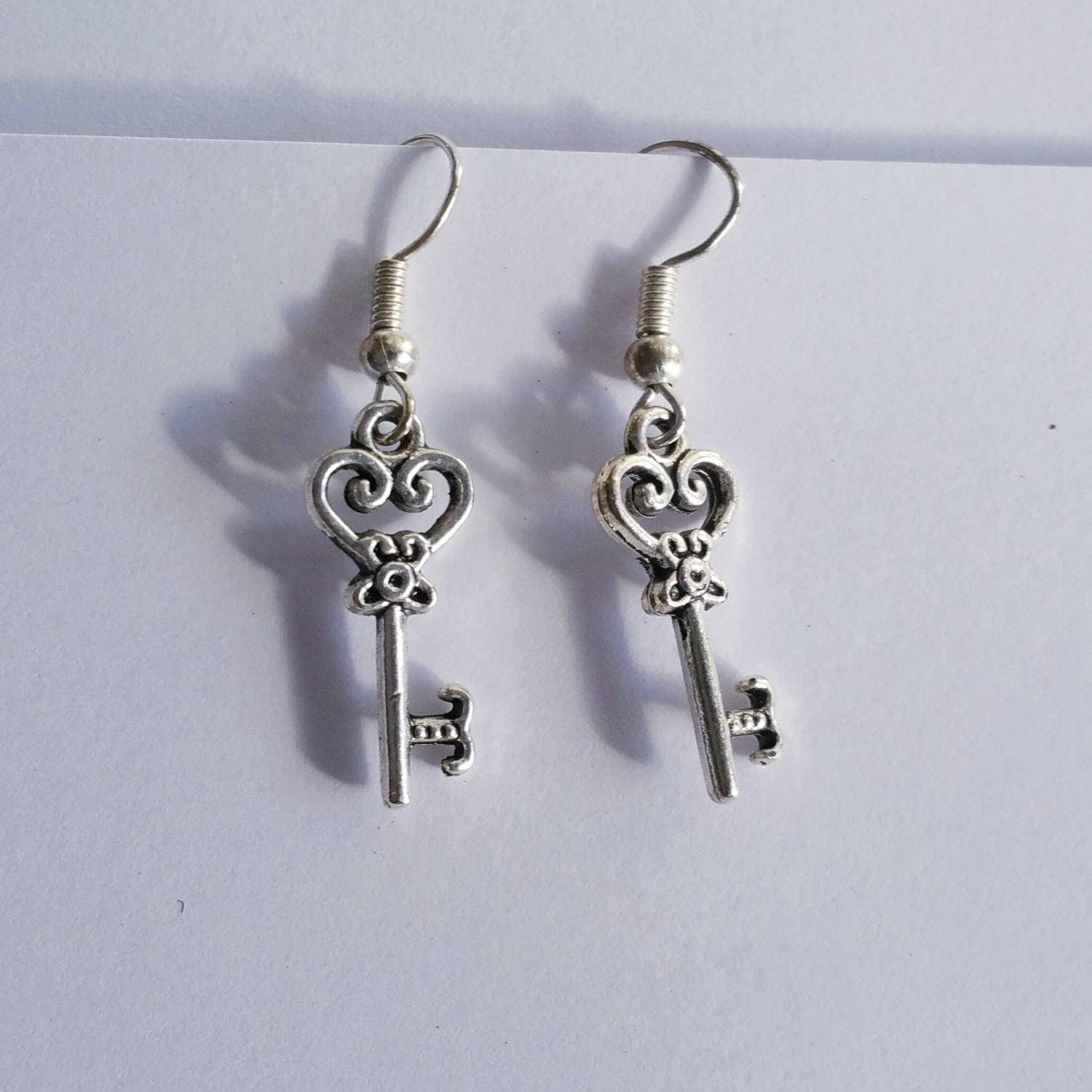 Herz Skelett Schlüssel Baumeln Ohrringe, Einfache Geschenk Für Sie, Minimalist Schmuck, Liebe von BlingSparkleShineLtd