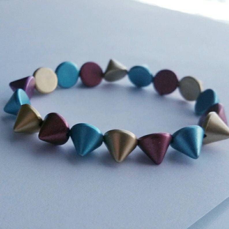 Mehrfarbiges Spiked Stretch Armband von BlingSparkleShineLtd