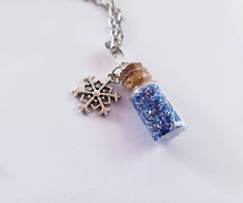 Schneeflocke Glitter Anhänger Halskette, Schneeflocke Funkelnde Blaue Winter Bling Saisonaleschmuck von BlingSparkleShineLtd