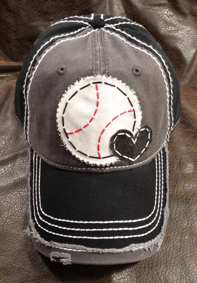 No Bling Baseball-Liebe Beunruhigter Baseball-Patch-Hut - Personalisierte Baseballmütze Benutzerdefinierte Team-Hut No Bling Baseball-Liebe Beunruhigter Baseball-Patch-Hut - Personalisierte Baseballmütze Benutzerdefinierte Team-Hut von BlingirlSpirit