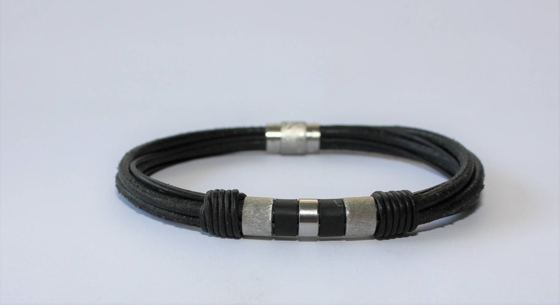 Handgefertiges Lederarmband in Schwarz Mit Einem Magnetverschluss Edelstahl, Unisex Handgefertiges Lederarmband in Schwarz Mit Einem Magnetverschluss Edelstahl, Unisex von BlinnDesign