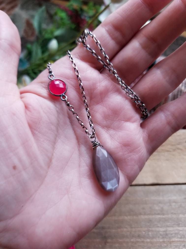 Schoko Mondstein Halskette, Rosa Chalcedon, Hot Pink, Hellrosa, Halskette von BlissandBloomStudio