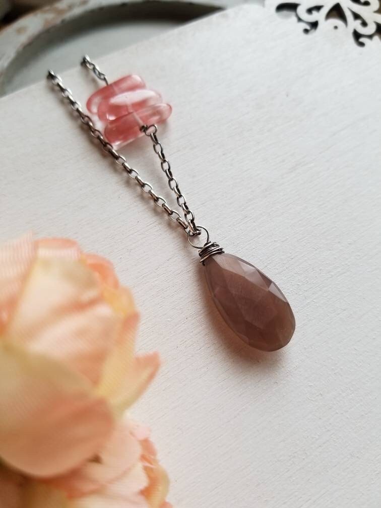 Schokoladen Mondstein, Anhänger, Mondstein, Kirschquarz, Sterling Kette Schokoladen Mondstein, Anhänger, Mondstein, Kirschquarz, Sterling Kette von BlissandBloomStudio