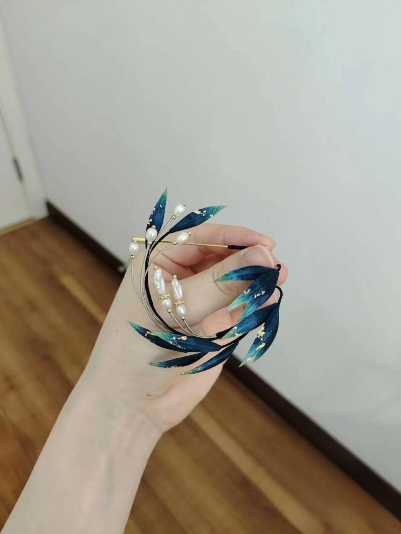 Nonpareil Velvet Flower Original Flower, Bamboo Leaf Circle Brooch, Blue & Black Brooch Nonpareil Velvet Flower Original Flower, Bamboo Leaf Circle Brooch, Blue & Black Brooch von BlissfulBook