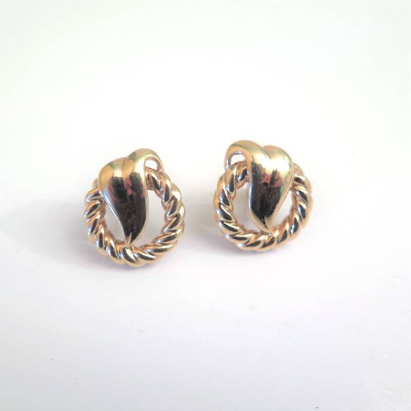 Vintage Ohrringe, Goldfarbene Seil-Kreise Mit Einem Jugendstil-Blätter-Design Vintage Ohrringe, Goldfarbene Seil-Kreise Mit Einem Jugendstil-Blätter-Design von BlitheSpiritVintage