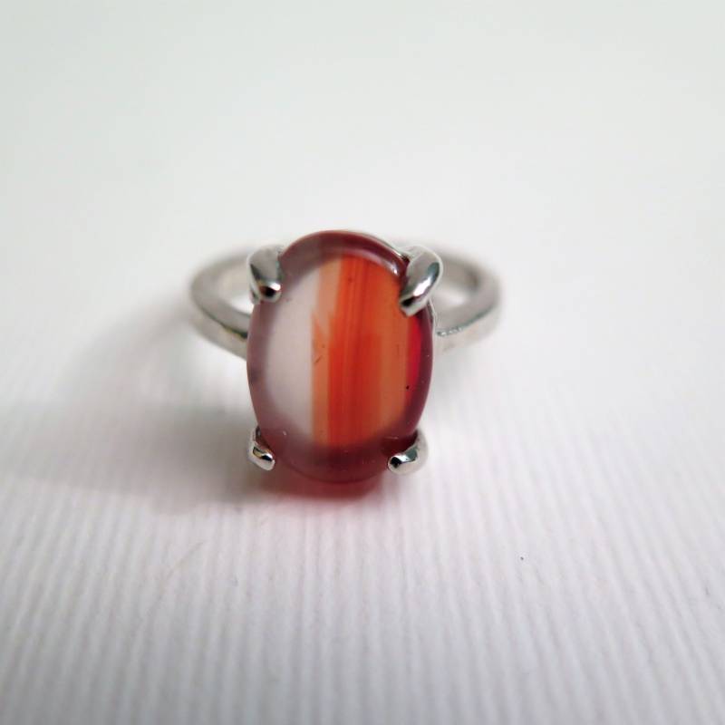 Vintage Ring Mit Weißem Glasstein Und Terrakottafarbenem Glas Vintage Ring Mit Weißem Glasstein Und Terrakottafarbenem Glas von BlitheSpiritVintage
