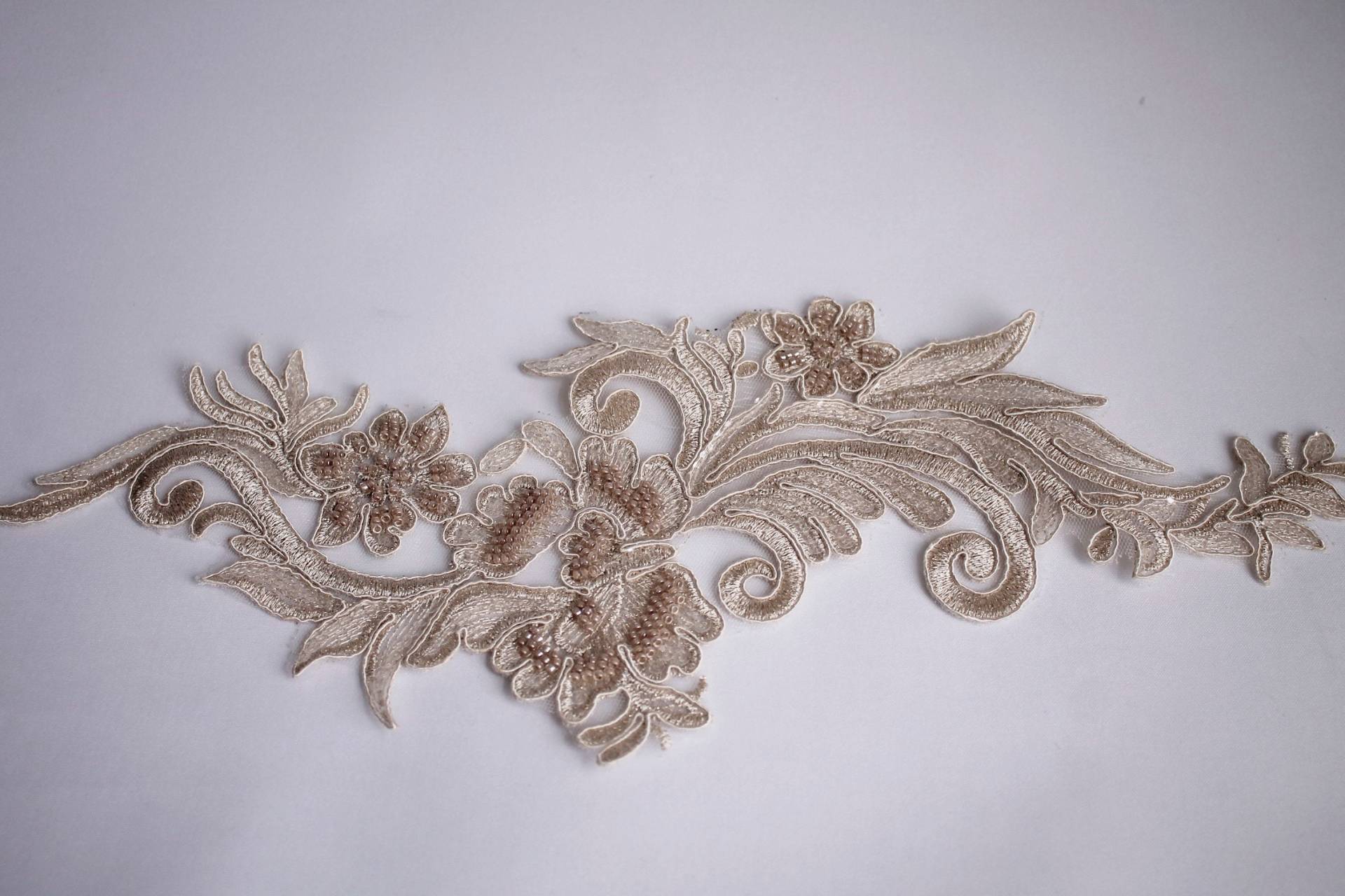 Spitzeneinsatz - Applikation Monofil Stickerei Mit Perlen Spitzenapplikation Ca. 37x15cm Creme von BlitzIdee24