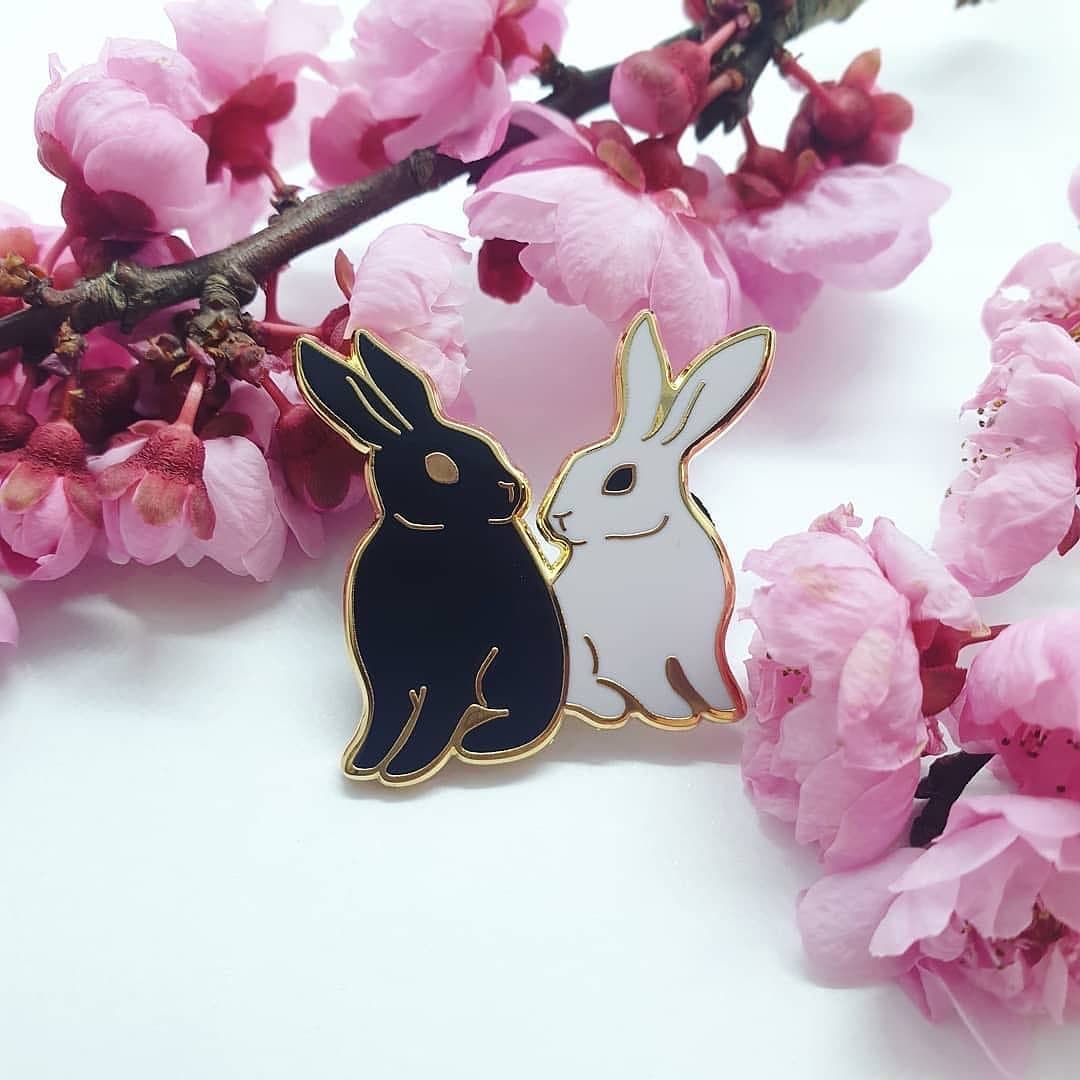 Black Rabbit White Emaille Pin - Anstecknadel Cloisonné Anstecker Häschen von BlkRabbitWtRabbit