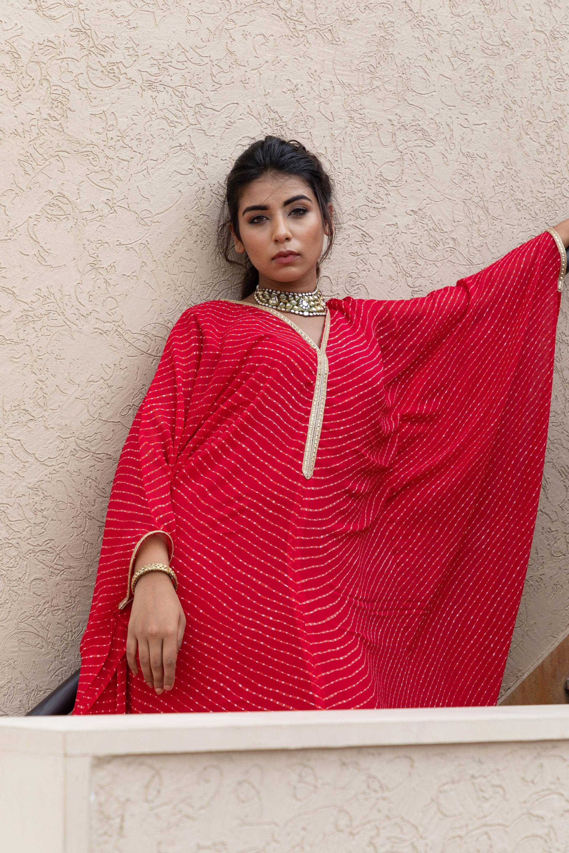 Kaftan | Roter Lehriya Druck Hergestellt in Indien Handarbeit Bodenlänge Partykleidung Brautkleid Strand Stilvoll Frauen Kleid von BlocksbyInaraJaipur