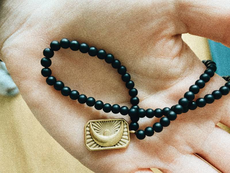 Halskette Aus Black Stone Perlen Und Anhänger Mit Mond. Verschluss Silber 14K Vergoldet Halskette Aus Black Stone Perlen Und Anhänger Mit Mond. Verschluss Silber 14K Vergoldet von BlondeBerlinshop