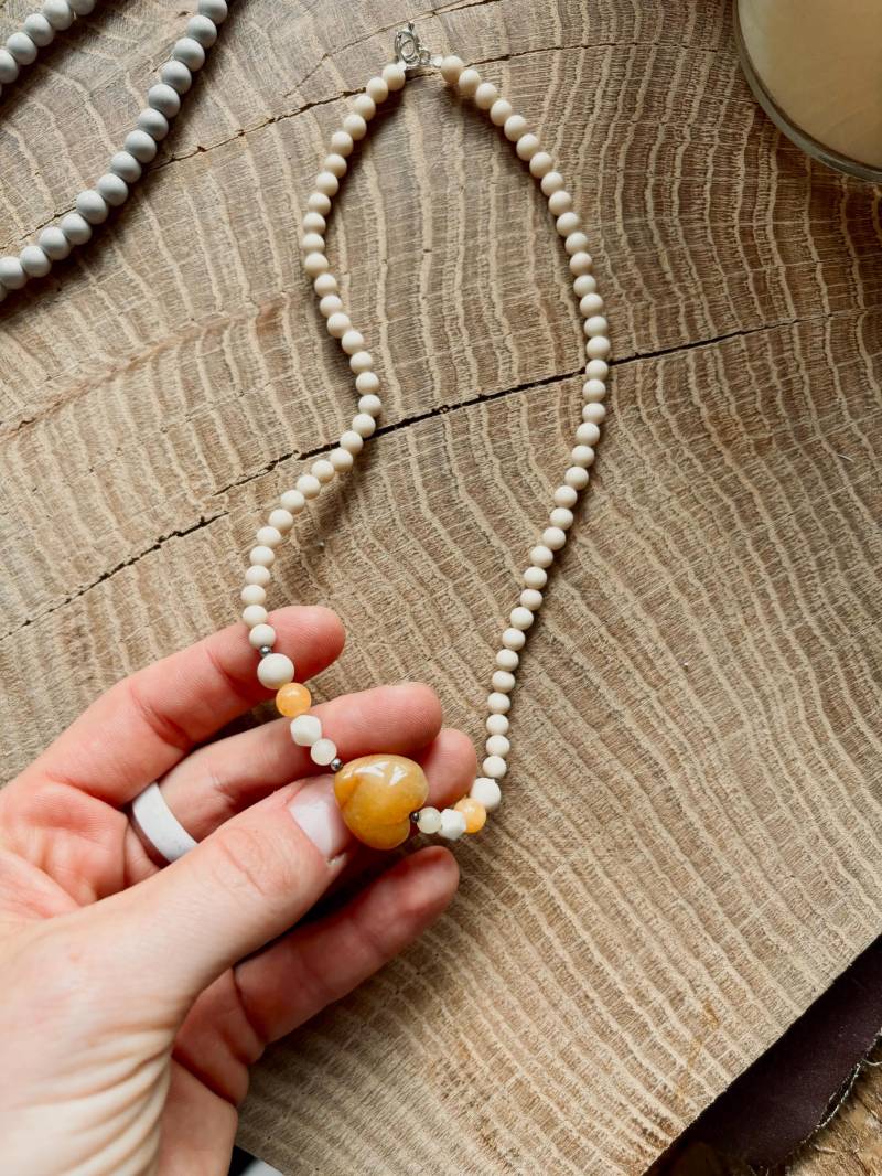 Herbst Kette Mit Gelbe Jade Und Flusssteinen von BlondeBerlinshop