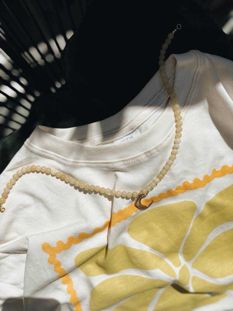 Jade Zitrone Kette Mit Vergoldetem Silberverschluss Und Edelstahl Mondanhänger Handmade Matt Steine von BlondeBerlinshop