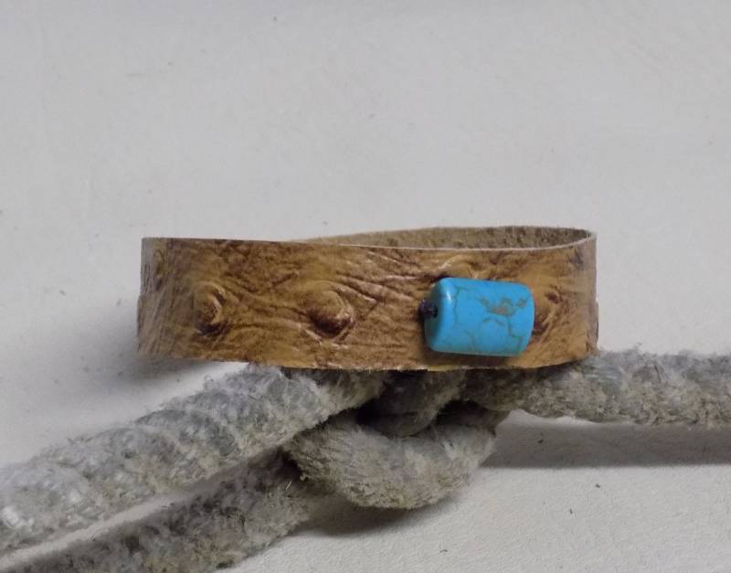 Beige Geprägt Strauß Druck Leder Armreif Mit Rechteckigem Türkis Stein von BlondinaBigTruck