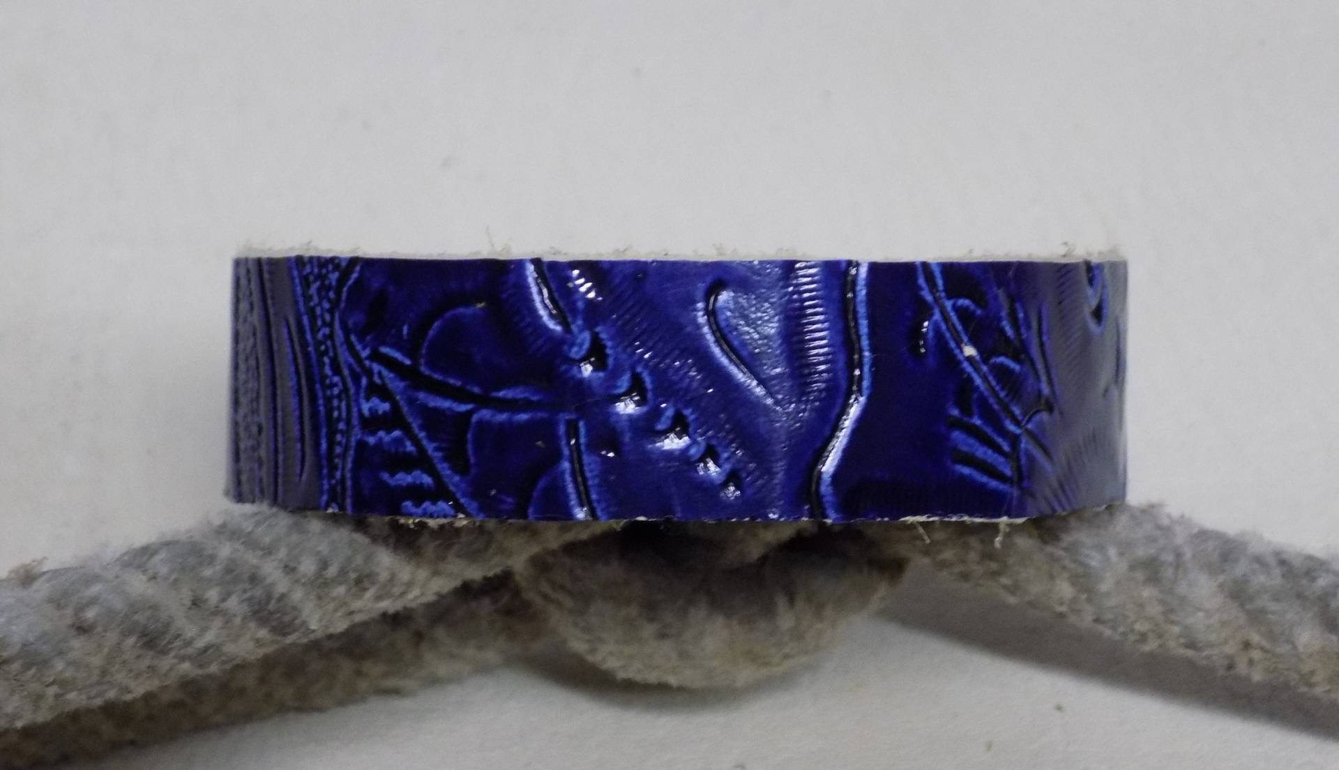 Dunkel Blau Geprägtem Floralen Druck Leder Armreif von BlondinaBigTruck