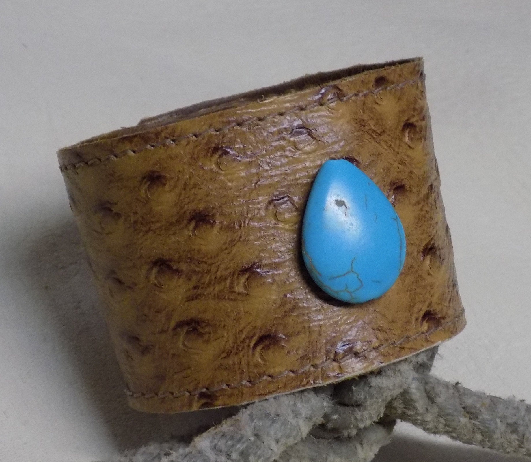 Einfach Ihre Größe Beige Geprägt Strauß Druck Breite Lederarmband Mit Türkis Stein von BlondinaBigTruck