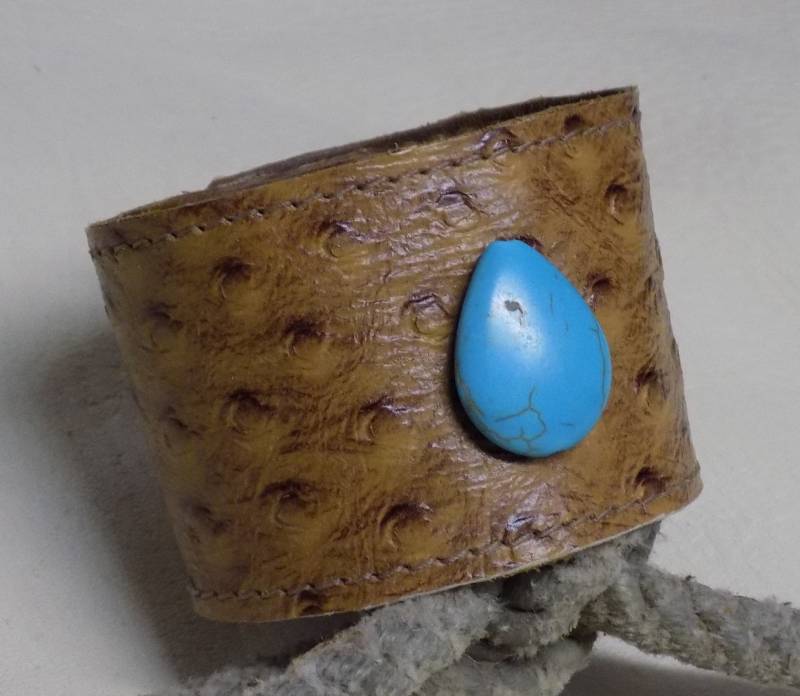 Einfach Ihre Größe Beige Geprägt Strauß Druck Breite Lederarmband Mit Türkis Stein von BlondinaBigTruck