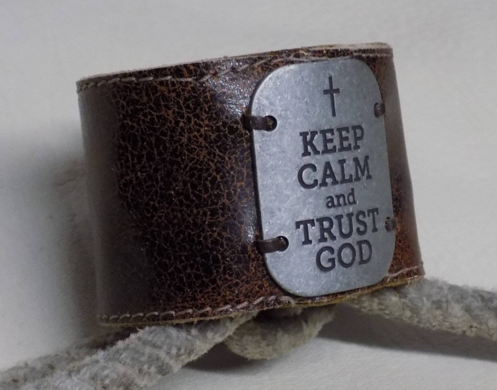 Einfach Ihre Größe Braun Breite Lederarmband Mit Oversize-Metall-Tag von BlondinaBigTruck