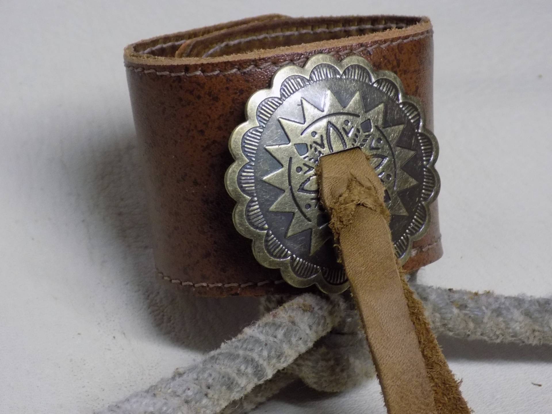 Einfach Ihre Größe Braun Breite Lederarmband Mit Oversize Sun Concho von BlondinaBigTruck