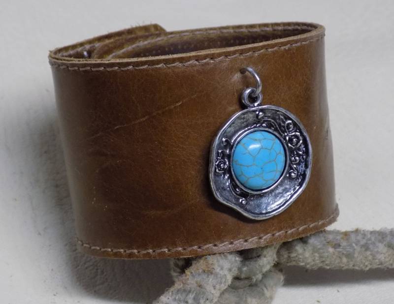 Einfach Ihre Größe Braun Breite Lederarmband Mit Silber Und Türkis Anhänger von BlondinaBigTruck