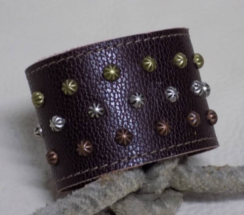 Einfach Ihre Größe Braun Breite Lederarmband Mit Tri-Color Metall Ausgekleidet Punkten von BlondinaBigTruck