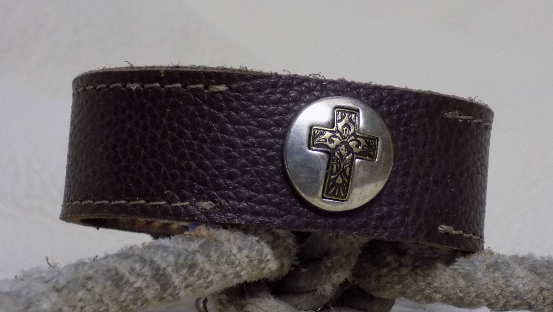 Einfach Ihre Größe Braun Leder Manschette Armband Mit Gold Kreuz Taste Concho von BlondinaBigTruck