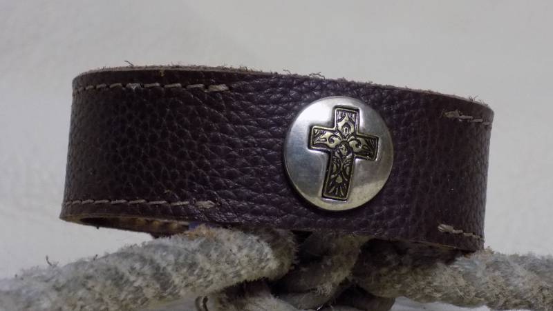 Einfach Ihre Größe Braun Leder Manschette Armband Mit Gold Kreuz Taste Concho von BlondinaBigTruck