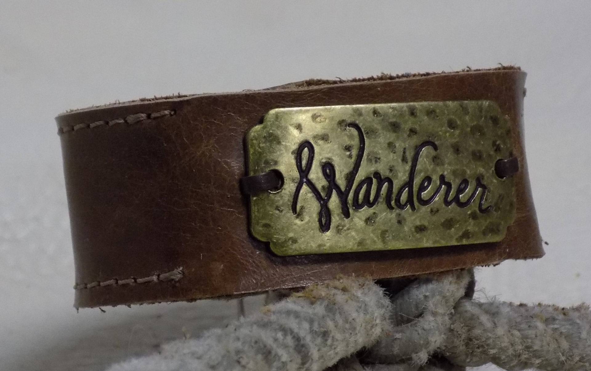 Einfach Ihre Größe Braun Leder Manschette Armband Mit Messing Antik-Wanderer-Metall-Tag von BlondinaBigTruck