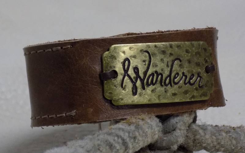 Einfach Ihre Größe Braun Leder Manschette Armband Mit Messing Antik-Wanderer-Metall-Tag von BlondinaBigTruck