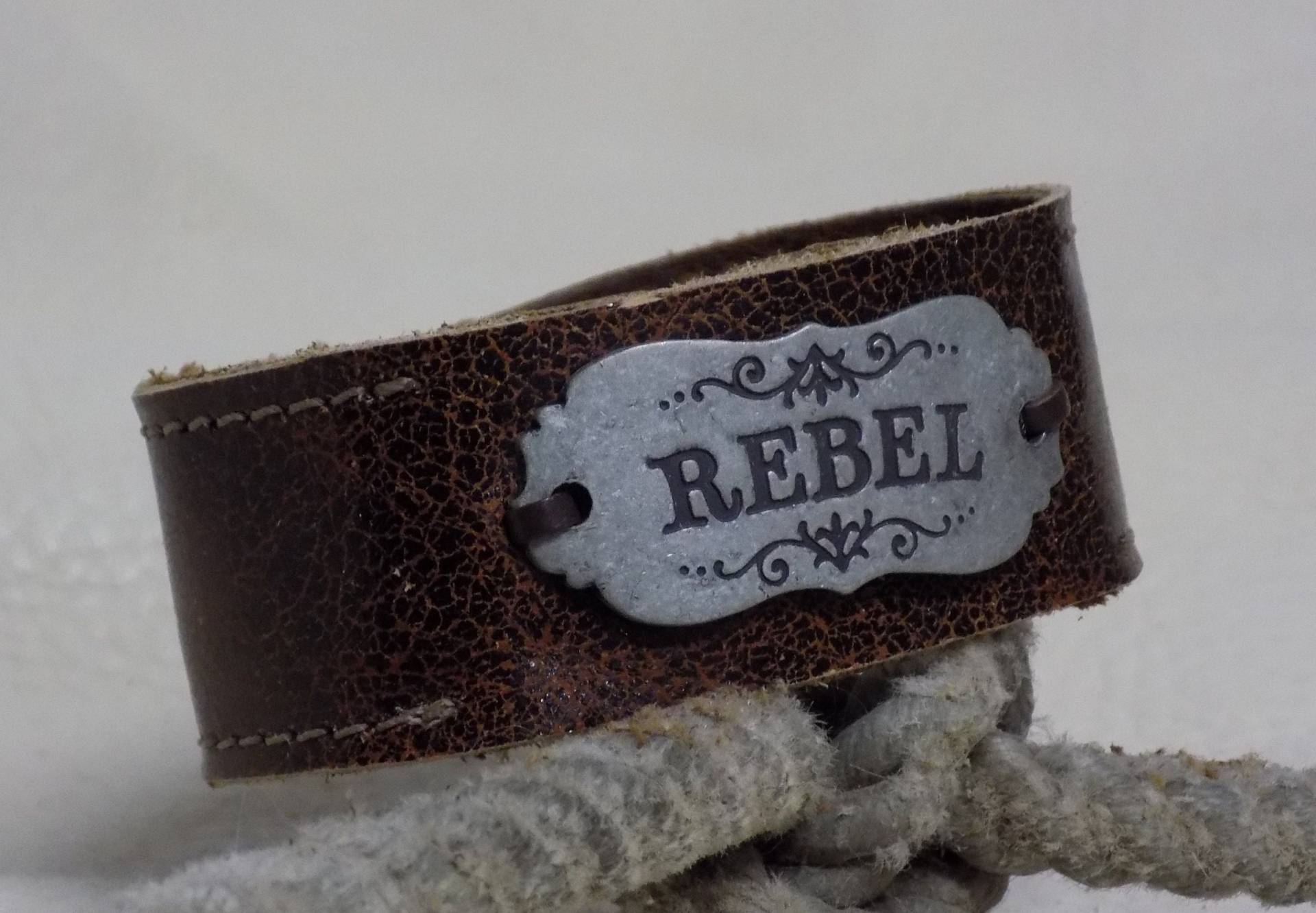 Einfach Ihre Größe Braun Leder Manschette Armband Mit Rebel-Metall-Tag von BlondinaBigTruck