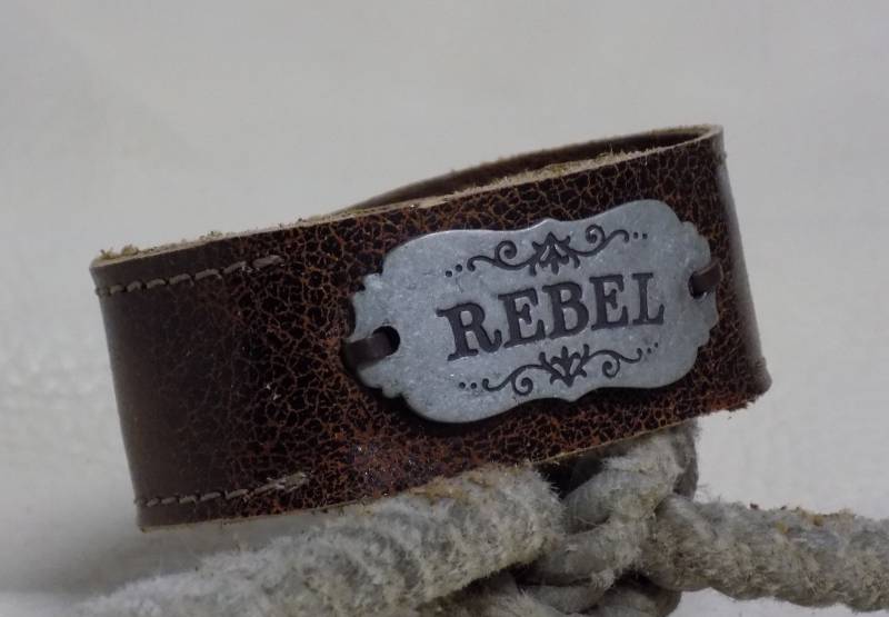 Einfach Ihre Größe Braun Leder Manschette Armband Mit Rebel-Metall-Tag von BlondinaBigTruck