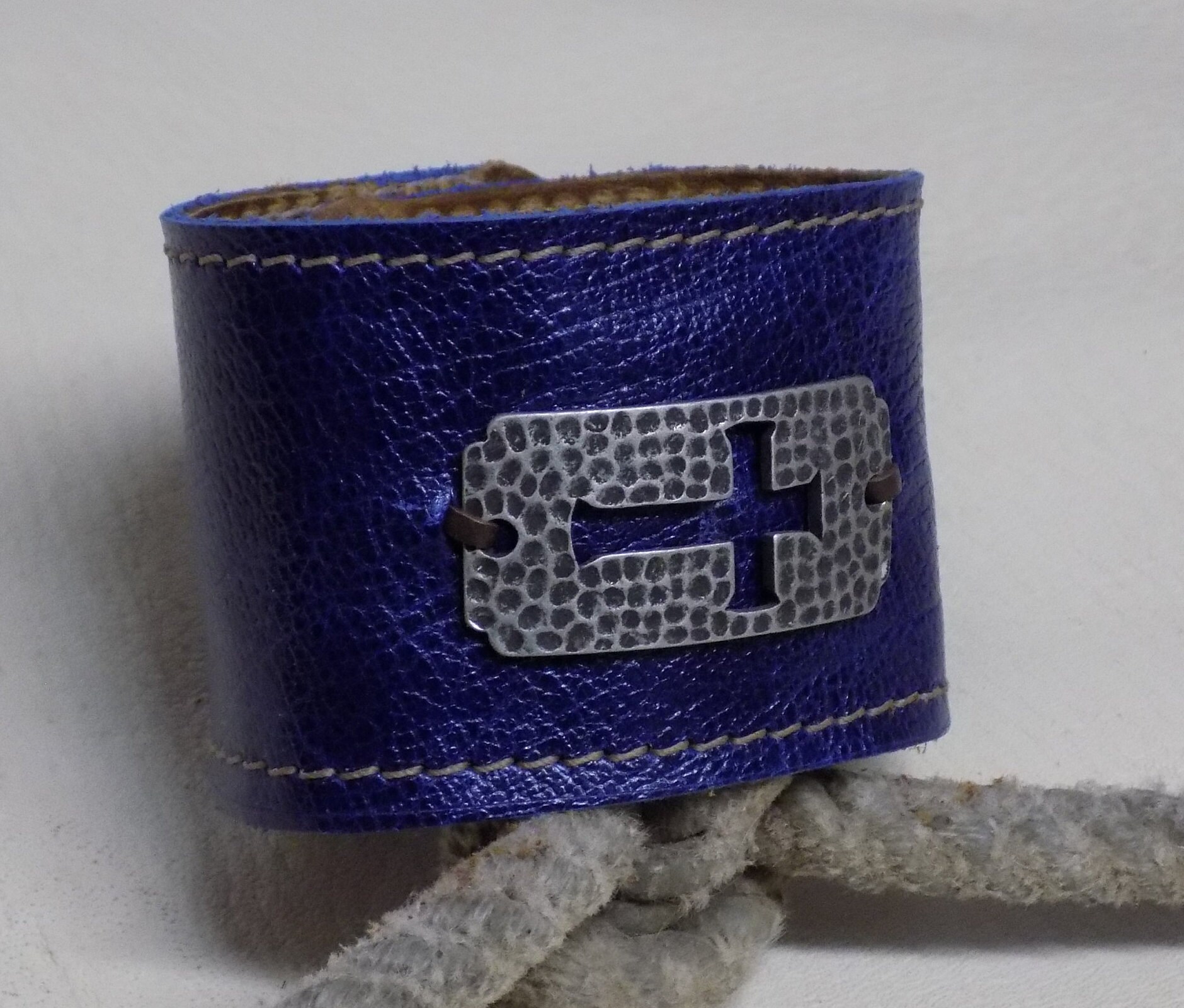 Einfach Ihre Größe Dunkel Blau Breite Lederarmband Mit Ausgeschnittenen Kreuz Metall-Tag von BlondinaBigTruck