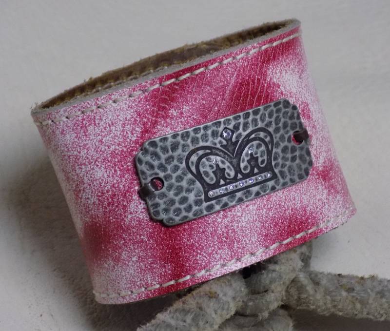 Einfach Ihre Größe Heißen Rosa Splatter Druck Breite Lederarmband Mit Krone Metall-Tag von BlondinaBigTruck