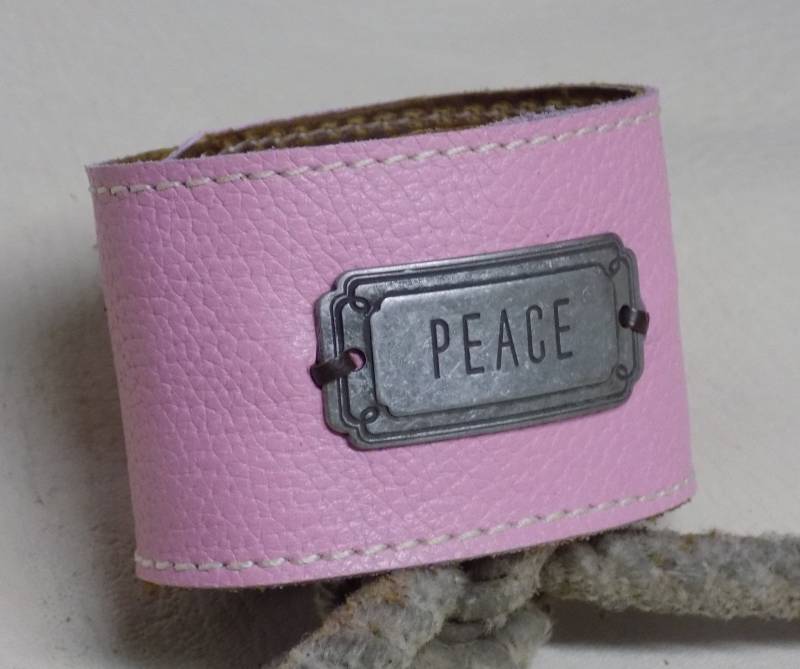 Einfach Ihre Größe Leicht Rosa Breite Lederarmband Mit Peace-Metall-Tag von BlondinaBigTruck