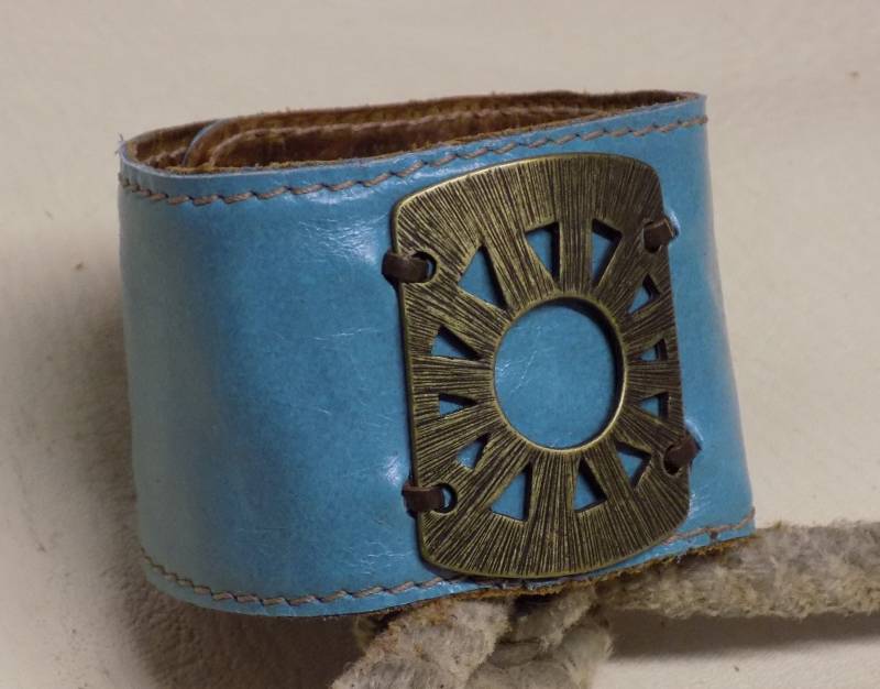 Einfach Ihre Größe Petrol Breite Lederarmband Mit Oversize Bronze Sonne Metall-Tag von BlondinaBigTruck