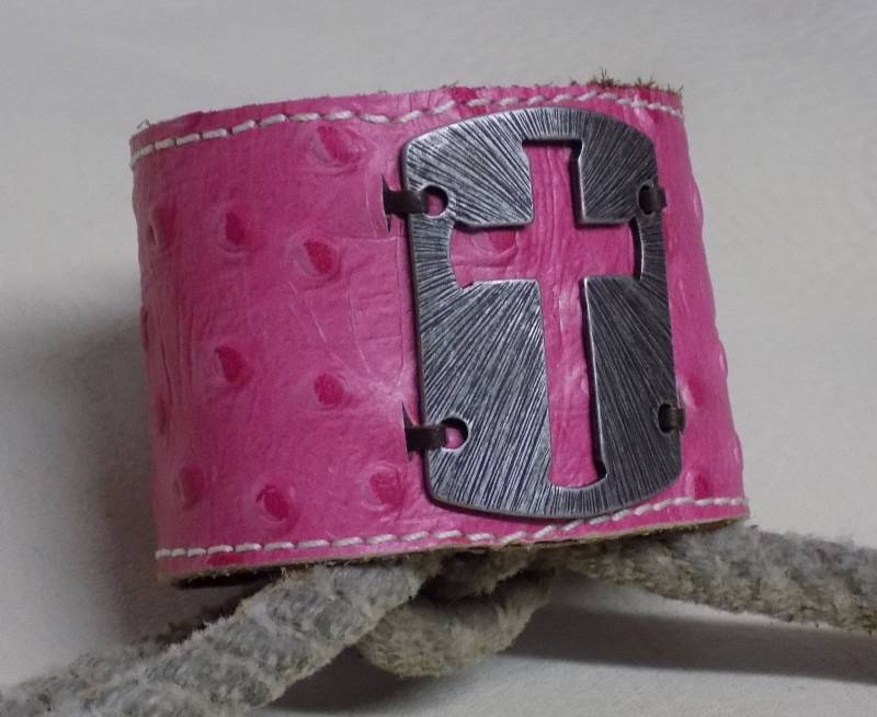 Einfach Ihre Größe Rosa Geprägt Strauß Druck Breite Lederarmband Mit Metall-Kreuz-Tag von BlondinaBigTruck