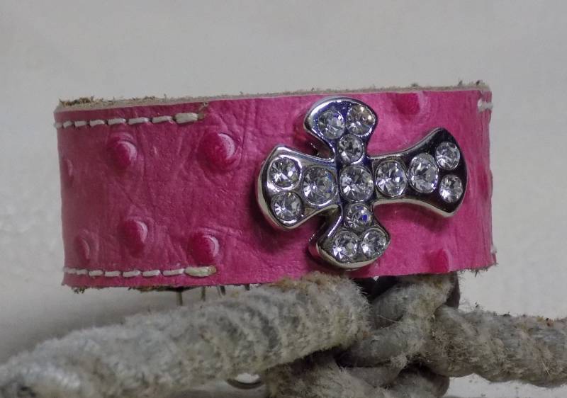 Einfach Ihre Größe Rosa Geprägt Strauß Druck Ledermanschette Armband Mit Klaren Strass Kreuz Concho von BlondinaBigTruck