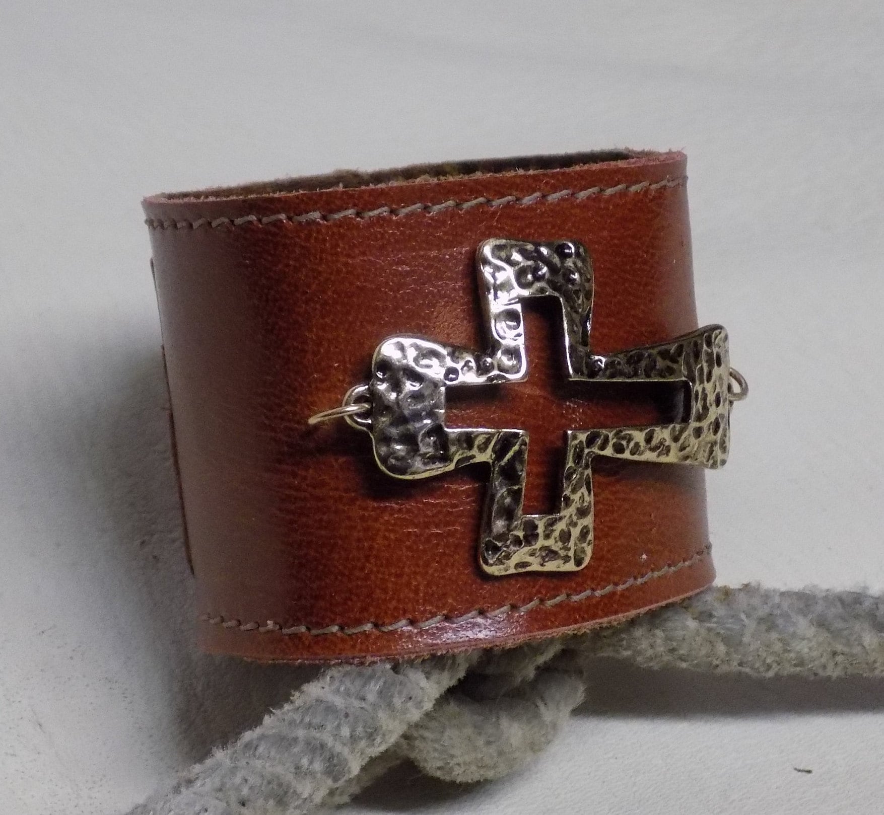Einfach Ihre Größe Rost Rot Breites Lederarmband Mit Oversize Gehämmert Gold Kreuz Anhänger von BlondinaBigTruck