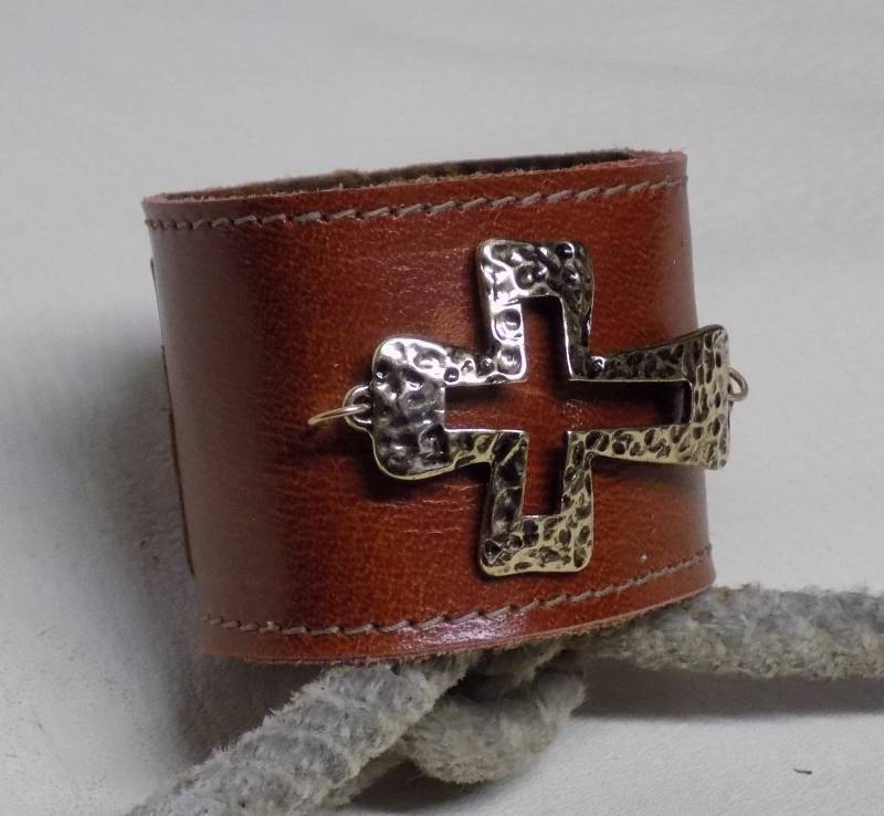 Einfach Ihre Größe Rost Rot Breites Lederarmband Mit Oversize Gehämmert Gold Kreuz Anhänger von BlondinaBigTruck
