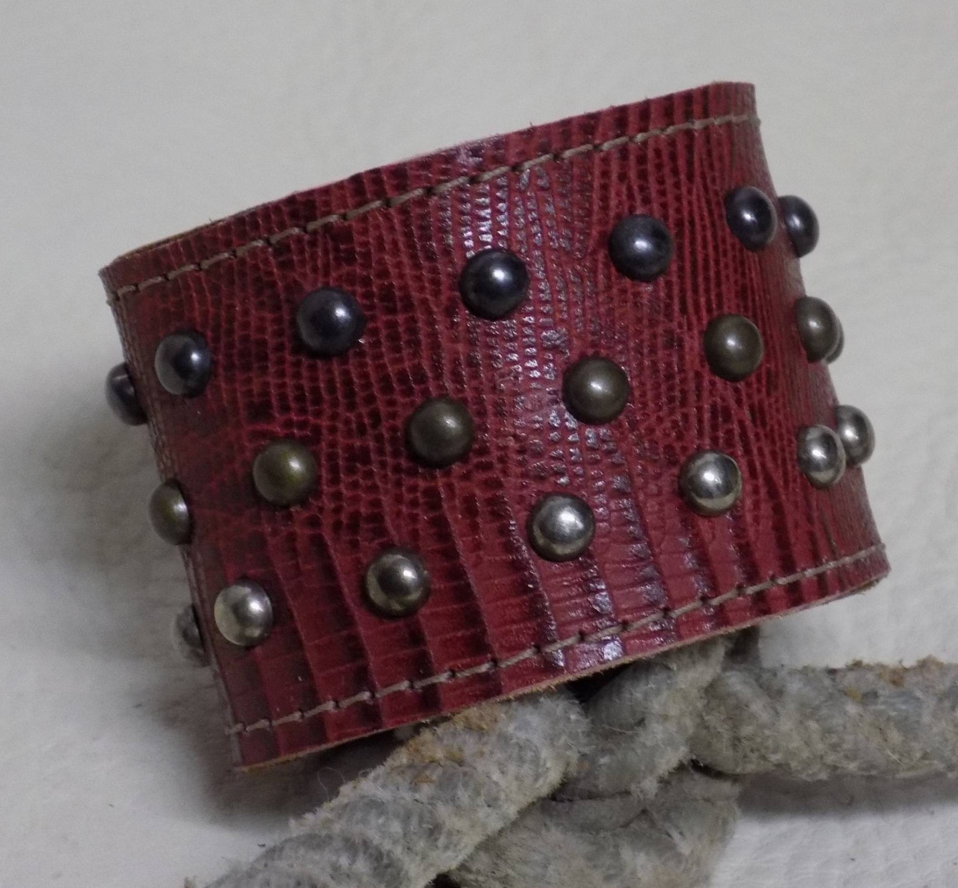 Einfach Ihre Größe Rot Geprägt Schlangenhaut Druck Breite Lederarmband Mit Dreifarbigen Metall Punkten von BlondinaBigTruck