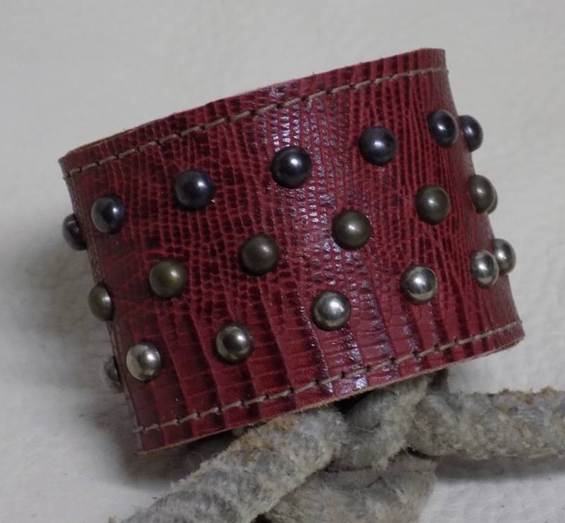Einfach Ihre Größe Rot Geprägt Schlangenhaut Druck Breite Lederarmband Mit Dreifarbigen Metall Punkten von BlondinaBigTruck