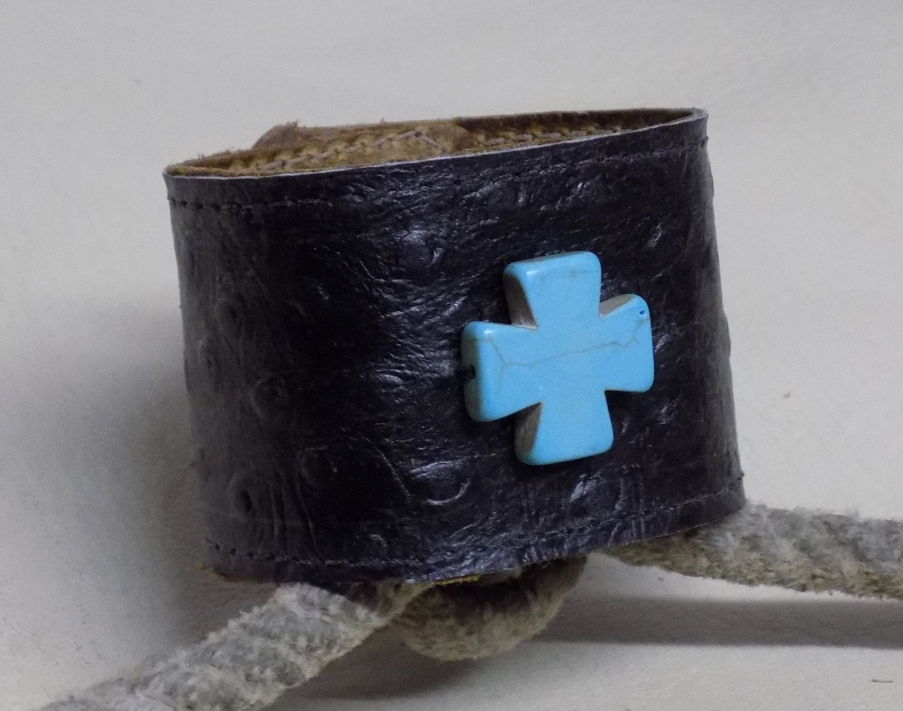 Einfach Ihre Größe Schwarz Geprägt Strauß Druck Breit Lederarmband Mit Türkis Stein Kreuz Perle von BlondinaBigTruck