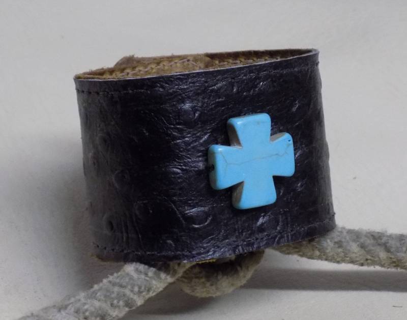 Einfach Ihre Größe Schwarz Geprägt Strauß Druck Breit Lederarmband Mit Türkis Stein Kreuz Perle von BlondinaBigTruck