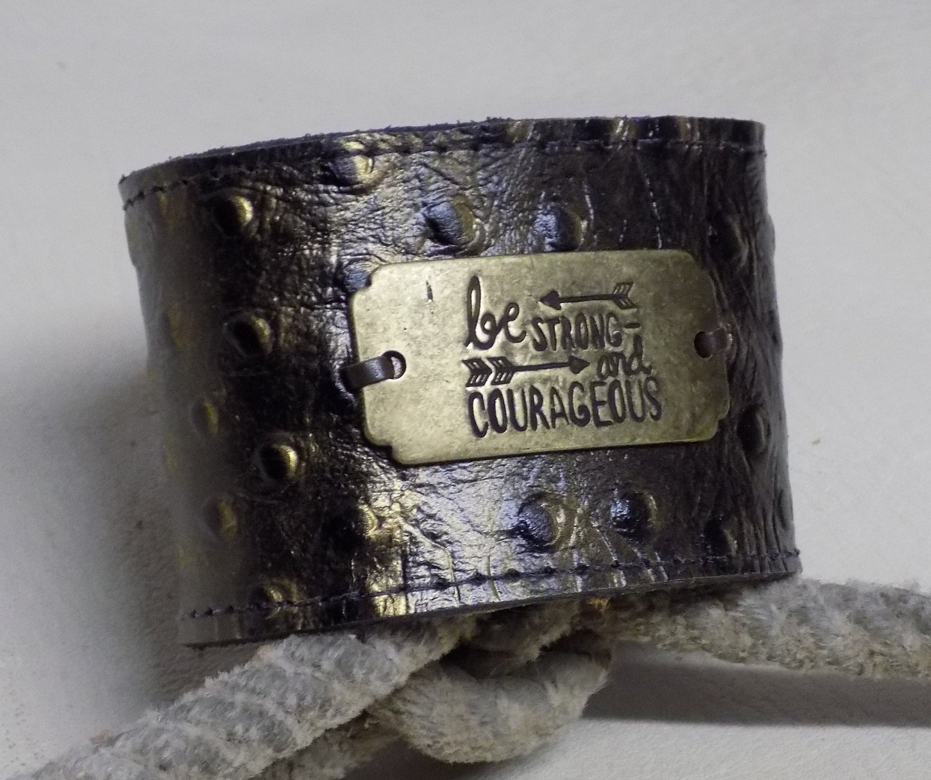 Einfach Ihre Größe Schwarz Und Gold Geprägt Strauß Drucken Breites Lederarmband Mit Messing Antik Metall-Tag von BlondinaBigTruck